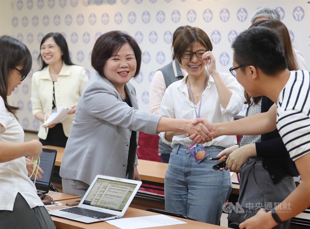 攸關200多萬名勞工的基本工資審議委員會14日召開,勞動部長許銘春(前左2)會後表示,月薪、時薪都將有所調升,仍需提報行政院決定。許銘春記者會後並向現場媒體朋友握手致意。中央社記者裴禛攝 108年8月14日