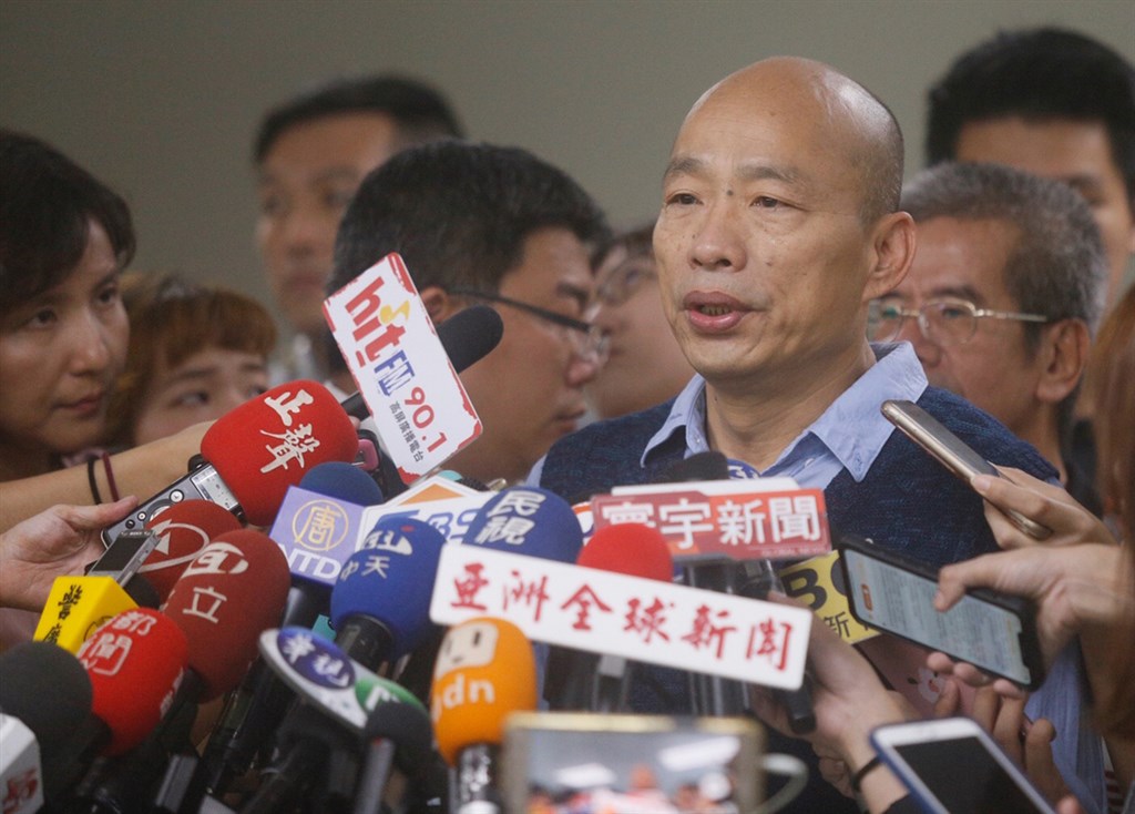 國民黨總統參選人韓國瑜(前)近日受到中評委陳宏昌、前高雄縣長楊秋興批評,國民黨中常會14日通過提案,未來若有惡意攻擊、污衊總統參選人者應開除黨籍。(中央社檔案照片)