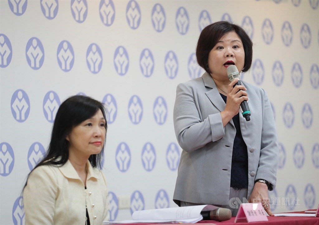 勞動部14日舉行基本工資審議委員會,勞動部長許銘春(右)、勞動條件及就業平等司司長謝倩蒨(左)會後出席記者會宣布會議結論,每月基本工資擬從新台幣2萬3100元調至2萬3800元,調幅3.03%;時薪部分則由現行150元調升至158元,調幅5.33%,仍需提報行政院決定。中央社記者裴禛攝 108年8月14日