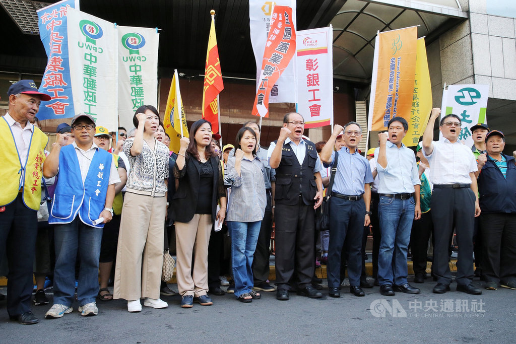 勞動部14日召開基本工資審議委員會第34次會議,全國產業總工會在場外舉行記者會,喊口號提出調漲基本工資等訴求。中央社記者郭日曉攝 108年8月14日