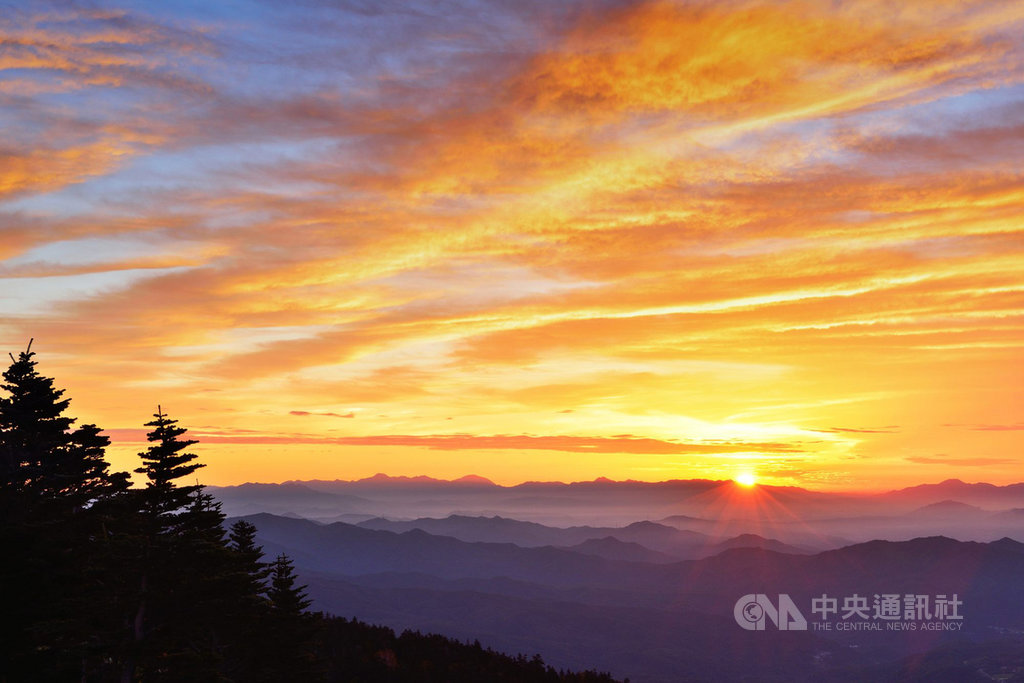 暑假即將進入尾聲,樂天旅遊日前公布「日本4大絕美雲海」,海拔超過2000公尺的「澀峠」坐落在日本國道220號上,為關東當地著名的雲海景點。(樂天旅遊提供)中央社記者余曉涵傳真 108年8月14日