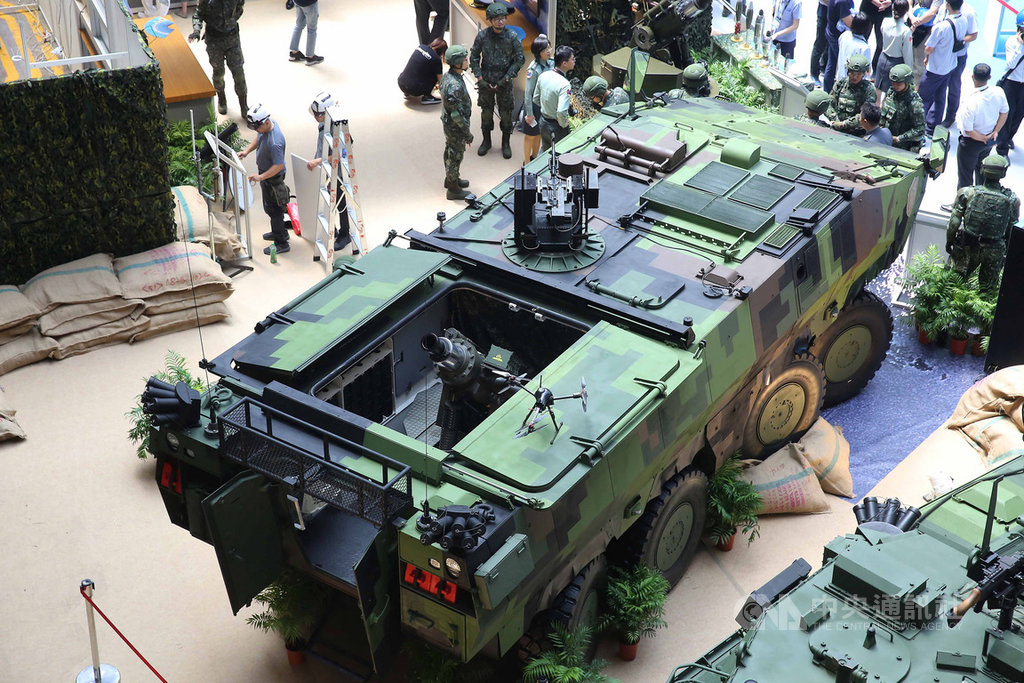 由軍備局研製、搭載81公厘迫砲系統「雲豹八輪甲車M2樣車」,14日首度在台北國防展亮相。中央社記者游凱翔攝 108年8月14日