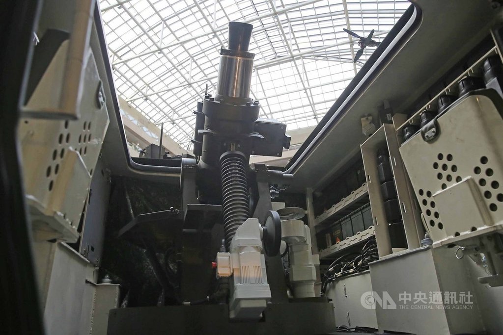 由軍備局研製、搭載81公厘半自動迫砲系統(圖)「雲豹八輪甲車M2樣車」,14日首度在台北國防展亮相。中央社記者游凱翔攝 108年8月14日