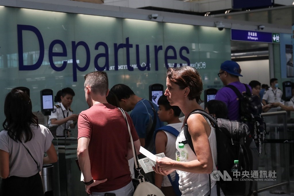 香港「反送中」示威者連續兩天在機場集會並癱瘓其運作,不少旅客怨聲載道,14日機場恢復運作。中央社記者吳家昇攝 108年8月14日