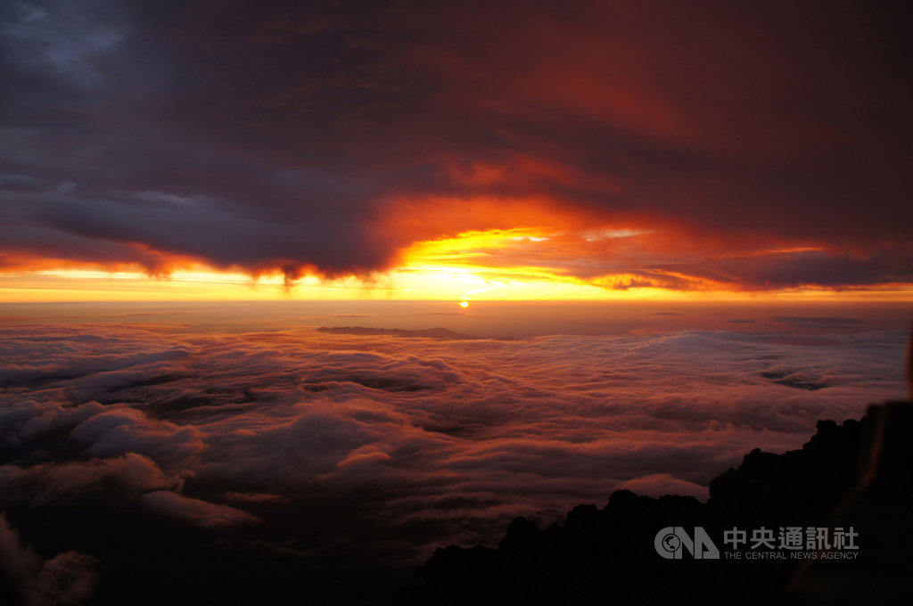 暑假即將進入尾聲,樂天旅遊日前公布「日本4大絕美雲海」,「富士山」為日本第一高峰,在2013年入選為聯合國教科文組織世界文化遺產,每逢夏季更是富士山觀賞雲海的高峰期。(樂天旅遊提供)中央社記者余曉涵傳真 108年8月14日
