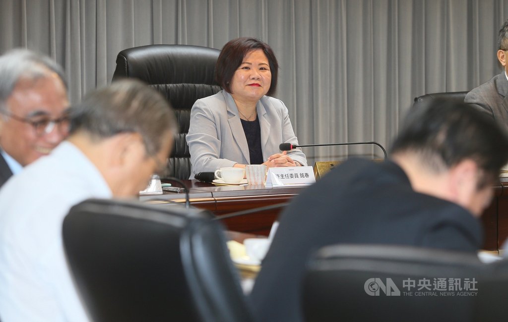 基本工資審議委員會14日在勞動部舉行,勞動部長許銘春(後)親自出席主持會議,討論基本工資是否調漲。中央社記者謝佳璋攝 108年8月14日