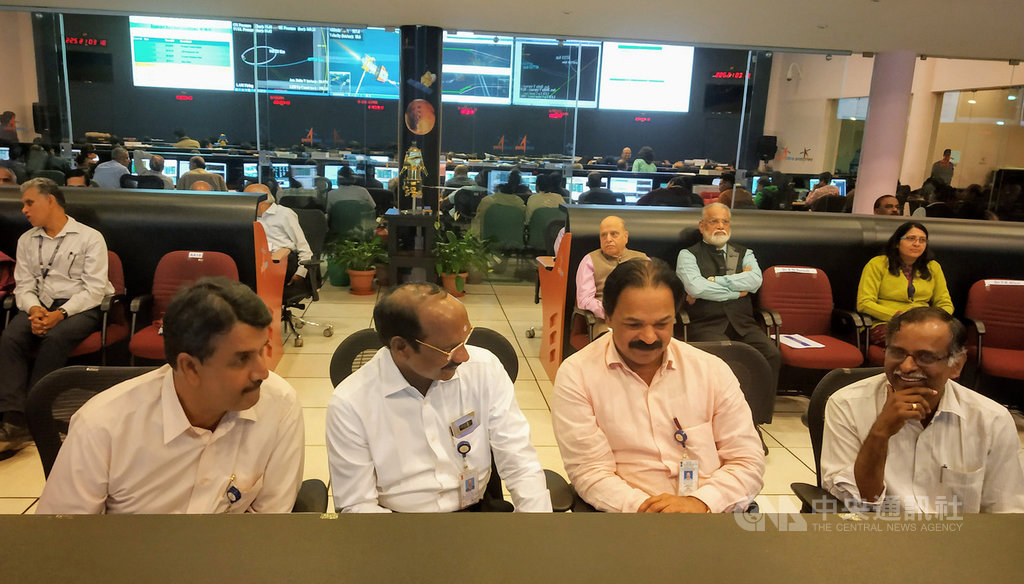 印度太空研究組織(ISRO)主席席萬(左2)14日與其他科學家在ISRO班加羅爾遙測、追蹤與指揮網路控制中心,指揮和操控「月球飛船二號」變換軌道朝向月球航道。(ISRO提供)中央社記者康世人新德里傳真 108年8月14日