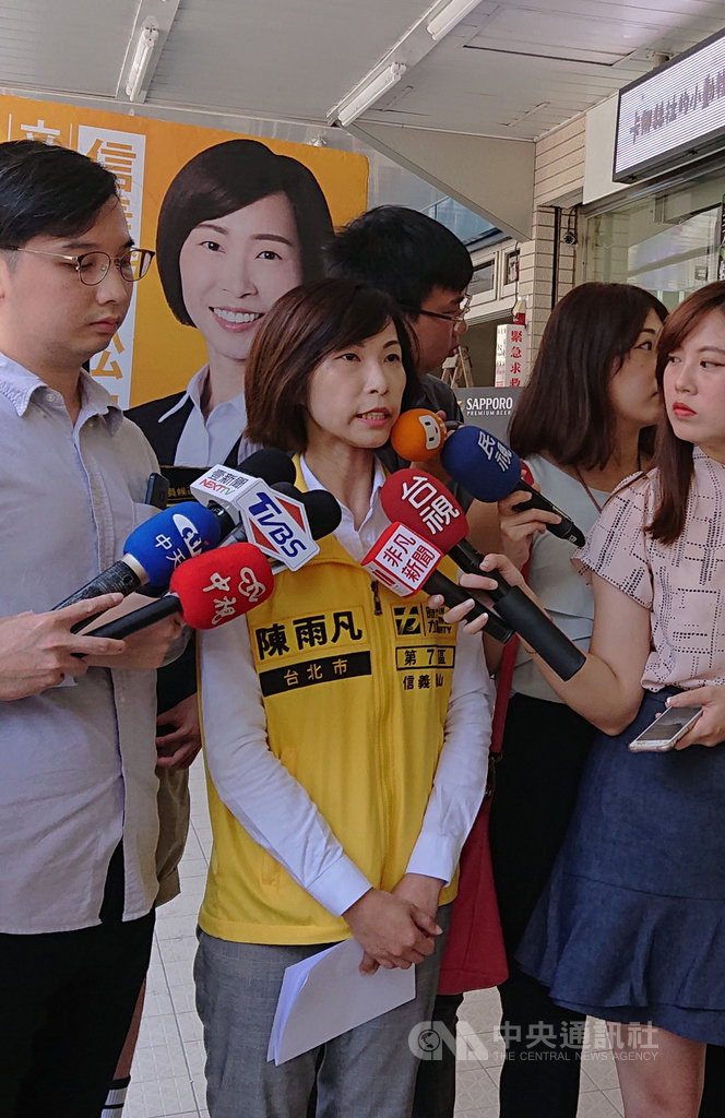 時代力量台北市立委參選人陳雨凡(左前2)14日受訪指出,如果時代力量立委黃國昌不選區域立委、放棄基層,黨也無法有勇氣面對、做出抉擇,時力同意黃國昌的路線,就是同意犧牲區域的路線,她不能接受。中央社記者王揚宇攝 108年8月14日