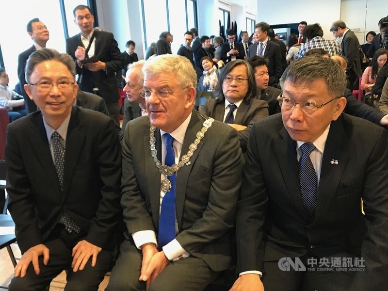 前駐荷蘭代表周台竹(前左)接任台北市政府發言人。圖為2018年台北市長柯文哲(前右)訪荷,時任駐荷代表的周台竹陪同。(中央社檔案照片)