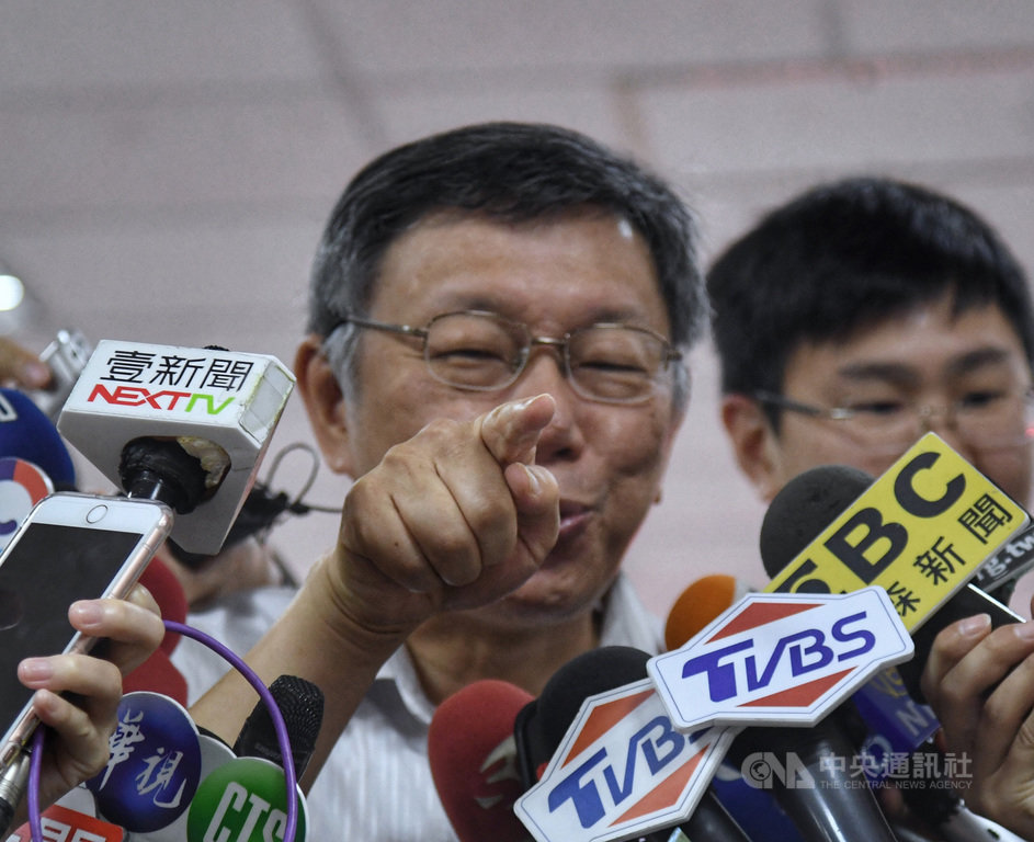 香港反送中遊行延燒,台北市長柯文哲(前)14日上午與內湖區里長座談,接受媒體聯訪時,勸告北京政府要好好思考,不能再讓六四事件重演,否則過去30年的經濟成長一夕之間全毀。中央社記者王飛華攝 108年8月14日