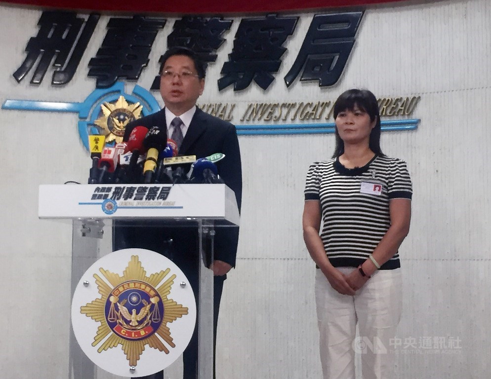 刑事局偵查第四大隊副大隊長王志成(左)14日表示,去年底破獲首例虛擬貨幣挖礦場竊電案,循線追查發現台電公司稽查人員呂男涉有重嫌,疑長期收取竊電大戶非法賄賂,12日查緝到案送辦,法院裁定羈押禁見。中央社記者黃麗芸攝 108年8月14日