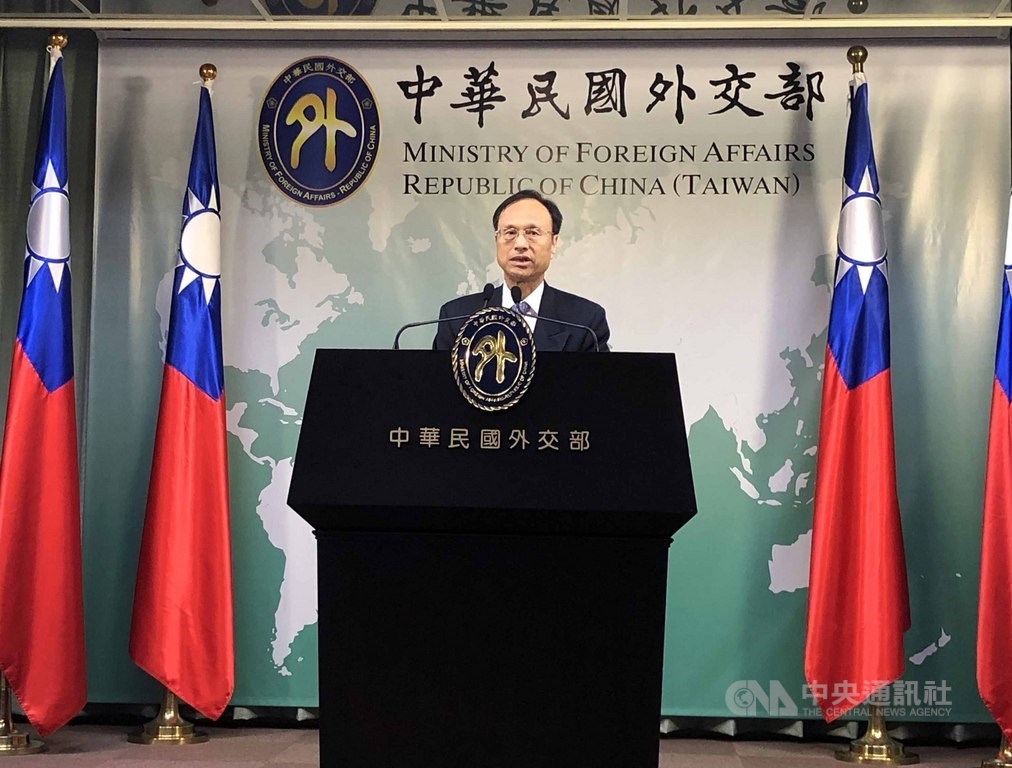 外交部領務局長陳俊賢15日表示,有關護照外文姓名音譯的規定,已修正為包括閩南、客家、原民等語言的逐字音譯都可使用。中央社記者侯姿瑩攝 108年8月15日