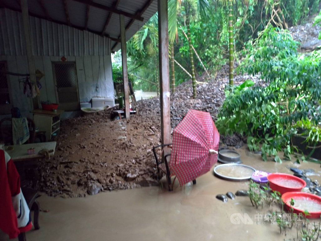 高雄市山區15日強降雨,六龜區大津里有一戶民宅被土石泥流沖入,所幸救援趕到,迅速將老夫婦撤離,人員平安。(六龜區公所提供)中央社記者王淑芬傳真 108年8月15日