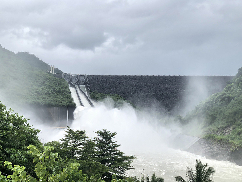 台南地區持續降雨,15日雨勢多集中在山區,曾文水庫中午12時以每秒1700公噸的速度進行調節性放水,迄今曾文水庫已放水1億8500萬公噸,相當於2個南化水庫的蓄水。(南區水資源局提供)中央社記者張榮祥台南傳真 108年8月15日