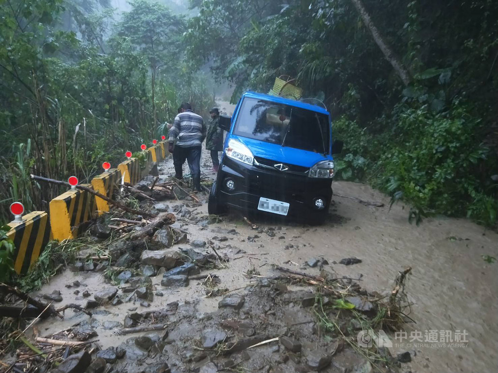 高雄市山區驟雨不停,青山產業道路土石泥流不斷沖刷,造成運輸車輛受阻,進退兩難。(那瑪夏區公所提供)中央社記者王淑芬傳真 108年8月15日