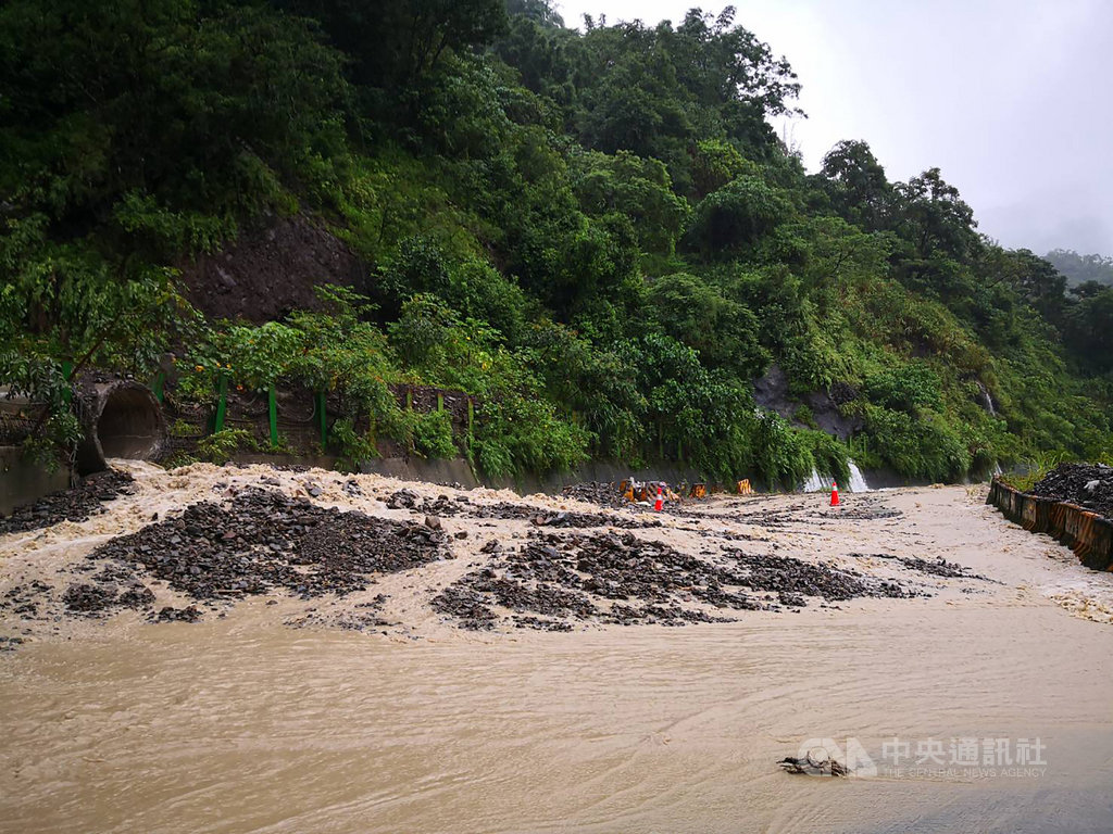高雄市那瑪夏區大雨不停,台29線有不少落石影響交通,甲仙工務段緊急封閉部分路段,並呼籲民眾暫勿前往山區。(那瑪夏區公所提供)中央社記者王淑芬傳真 108年8月15日
