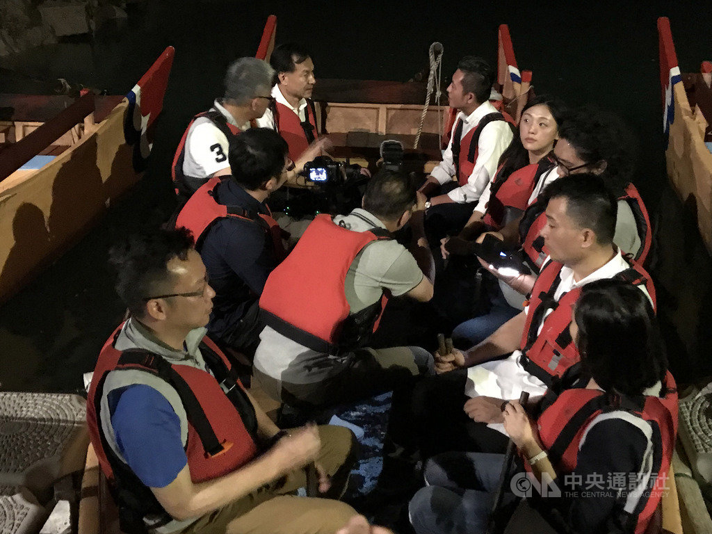 新竹市長林智堅(後右)14日晚間在連江縣長劉增應(後左)等人陪同下,前往北海坑道參加夜間藍眼淚遊程,欣賞馬祖最著名的藍眼淚夢幻美景。(連江縣政府提供)中央社 108年8月15日