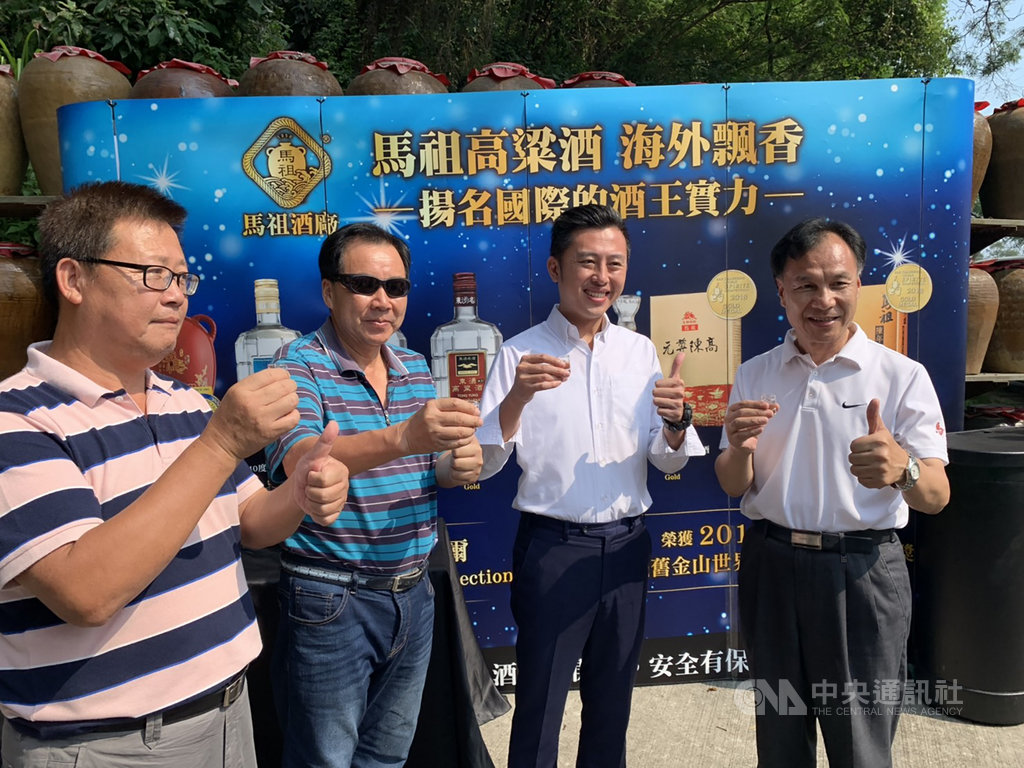 新竹市長林智堅(右2)與市府團隊馬祖行,前往八八坑道參觀,並品嚐馬祖高粱酒。(連江縣政府提供)中央社 108年8月15日