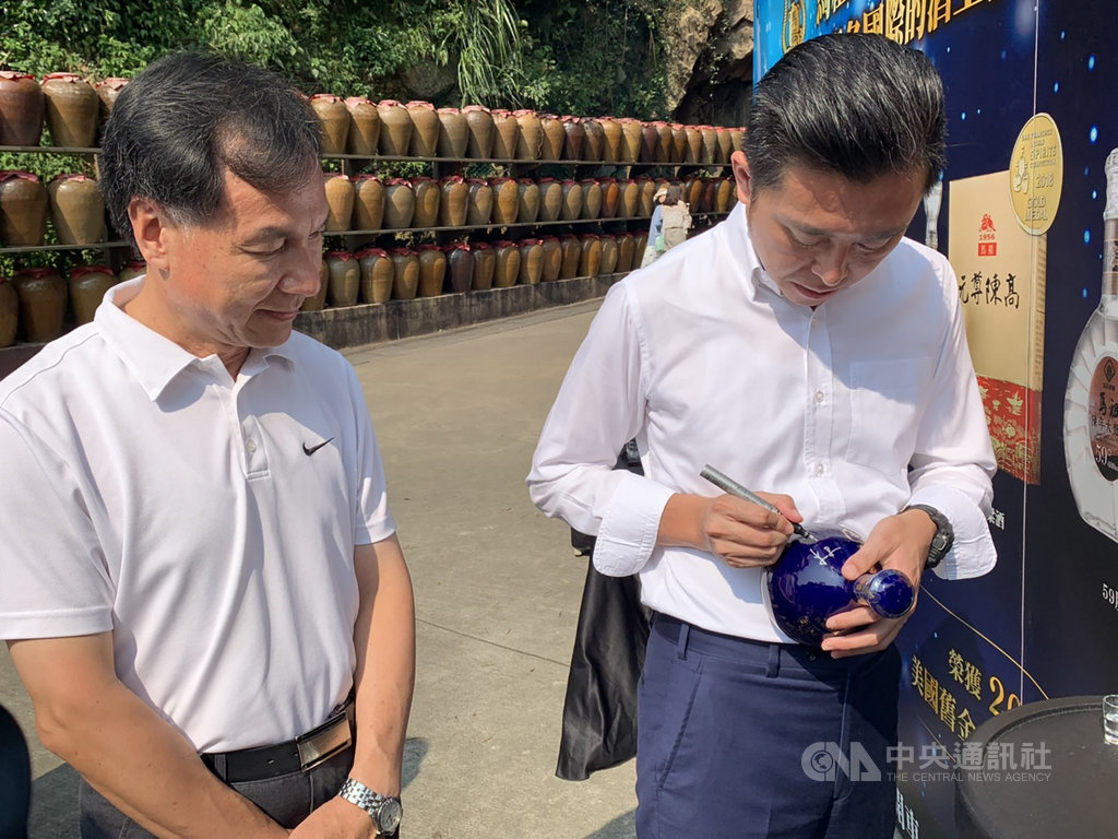 新竹市長林智堅(右)參觀馬祖八八坑道,酒廠準備馬祖高粱酒,讓林智堅在瓶上簽名留念。(連江縣政府提供)中央社 108年8月15日
