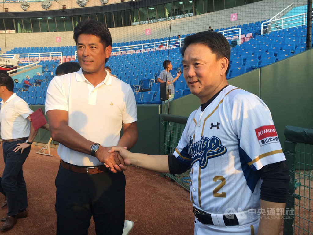日本武士隊監督稻葉篤紀(左)15日到桃園棒球場觀察球場風勢、照明及台灣選手,他表示,中華隊的優勢為總教練洪一中(右)相當有經驗,不想輸給他。中央社記者楊啟芳攝 108年8月15日