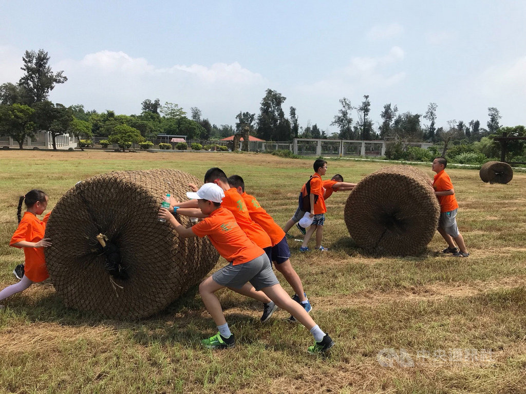 金門縣政府表示,2019廈金研學旅行嘉年華系列活動金門站15日圓滿落幕,來自港台等地的海內外學子等人一同走訪金門景點,感受在地風情,留下深刻印象。(金門縣政府提供)中央社記者黃慧敏傳真 108年8月15日