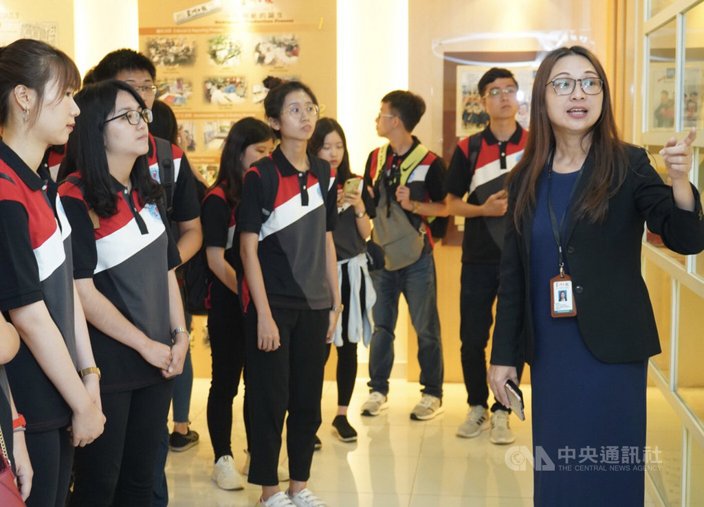 台灣22位大學生14日到馬來西亞當地華人媒體星洲日報,參觀歷史走廊。中央社實習記者張廖永臻吉隆坡傳真 108年8月15日