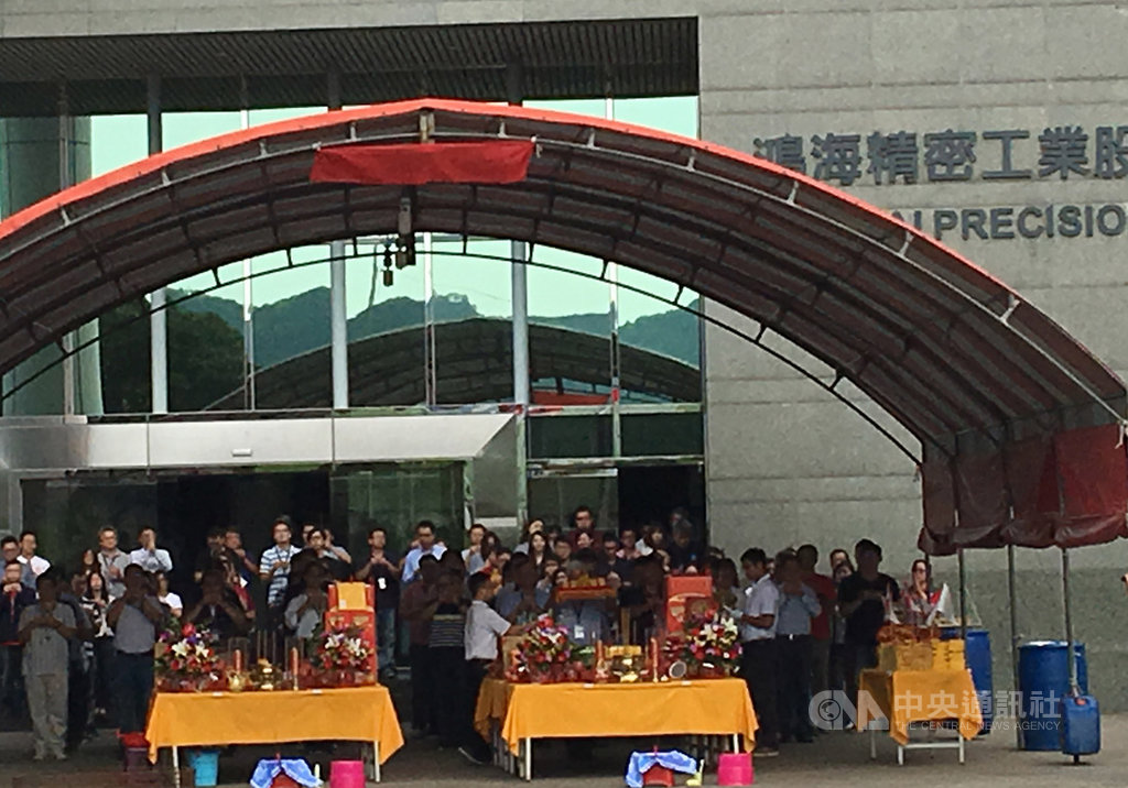 鴻海今天下午在土城總部舉行中元普渡儀式,鴻海創辦人郭台銘與鴻海董事長劉揚偉並未現身,儀式由鴻海副總裁吳惠鋒主持。中央社記者鍾榮峰攝 108年8月15日