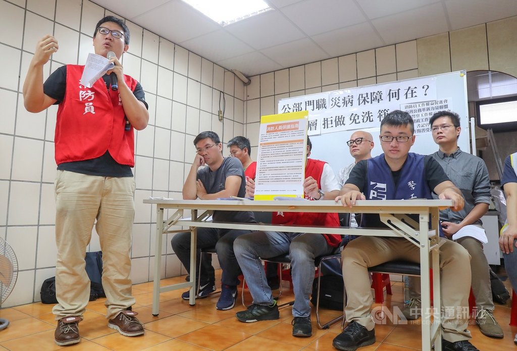 消防員工作權益促進會等警消團體15日在台北舉行「公部門職災病保障何在?基層拒做免洗筷」記者會表示,公務員職安法缺乏第三方監督與基層參與機制,導致對職病者照護制度不完全,呼籲全面檢討。中央社記者裴禛攝 108年8月15日