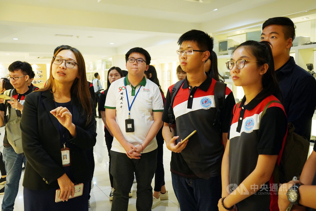 台灣22位大學生14日到馬來西亞當地華人媒體星洲日報,於星洲日報總社大廳合影留念。中央社實習記者張廖永臻吉隆坡傳真 108年8月15日