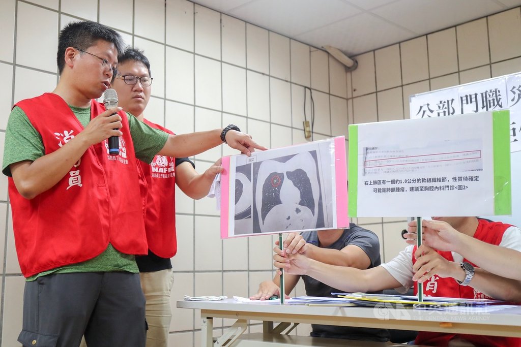 消防員工作權益促進會等警消團體15日在台北舉行「公部門職災病保障何在?基層拒做免洗筷」記者會,呼籲政府應針對警消等危勞族群進行長期職業健康風險評估計畫,建立職災據庫,以研擬職病、職災預防對策。中央社記者裴禛攝 108年8月15日