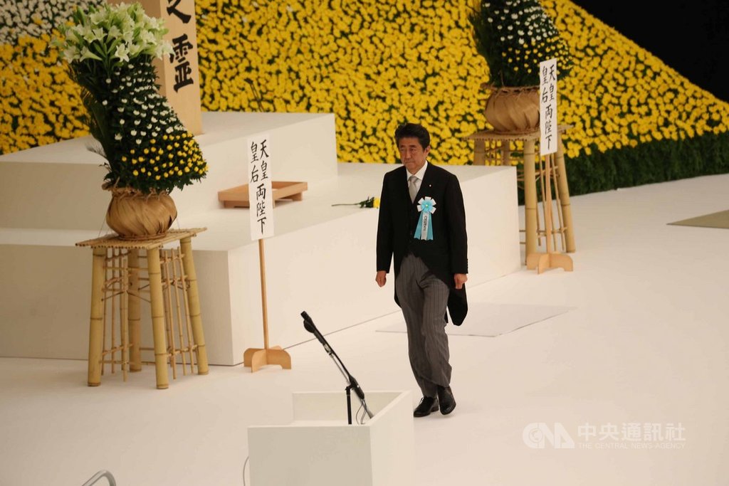 日本官方15日在東京武道館舉辦追悼日本死於二次大戰者的儀式,日相安倍晉三連續7年對於二戰沒言及日本加害者的責任。中央社記者楊明珠東京攝 108年8月15日