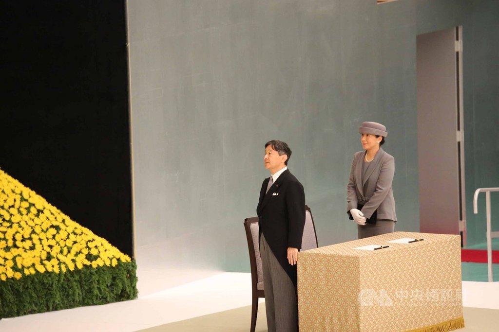 日本官方15日在東京武道館舉辦追悼日本死於二次大戰者的儀式,戰後出生的日皇德仁(左)致詞時說,期盼在深切的反省之上,不再有戰爭慘禍。中央社記者楊明珠東京攝 108年8月15日