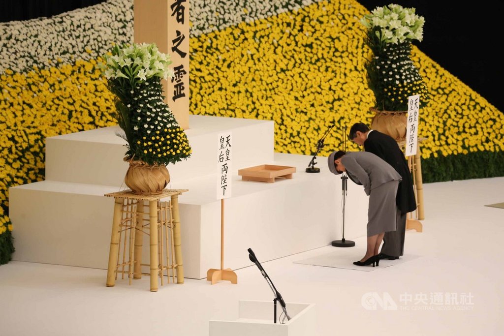 日本在二次大戰戰敗至今歷經74年,日本政府15日在東京武道館舉行全國戰歿者追悼儀式。5月即位日皇的德仁首度出席追悼儀式,致詞內容受注目。中央社記者楊明珠東京攝 108年8月15日