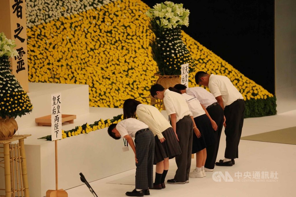 日本於74年前的8月15日投降,日本官方15日在東京舉辦全國戰歿者追悼式,約5300人參加,追悼約310萬戰歿者。中央社記者楊明珠東京攝 108年8月15日