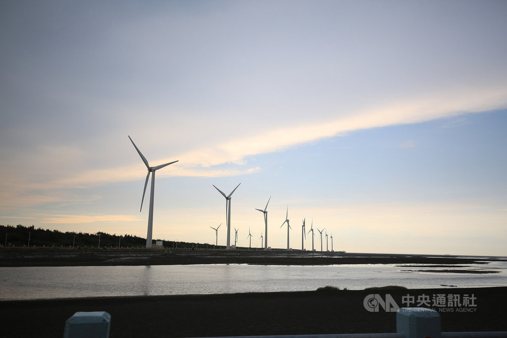 台中高美溼地為國際級景點,但常有遊客反映搭不上末班公車返回市區。台中市交通局15日表示,經協調客運業者,17日起309路公車將延後收班時間,方便民眾轉乘。(資料照片)中央社記者蘇木春傳真 108年8月15日