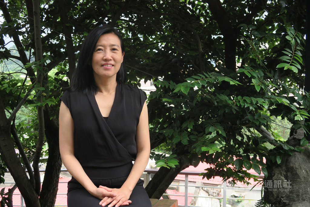作家胡晴舫卸下光華新聞文化中心主任職務,投入創作,交出長篇小說「群島」,探討人性本質是要找回親密感的課題。中央社記者陳政偉攝 108年8月15日