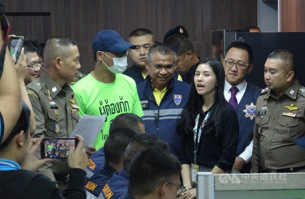 台泰警方攜手破獲電信詐騙案,14日在春武里府逮捕13名台籍嫌犯,泰國移民局長宋蓬(左,著軍服者)15日舉行記者會說明案情。中央社記者呂欣憓曼谷攝 108年8月15日