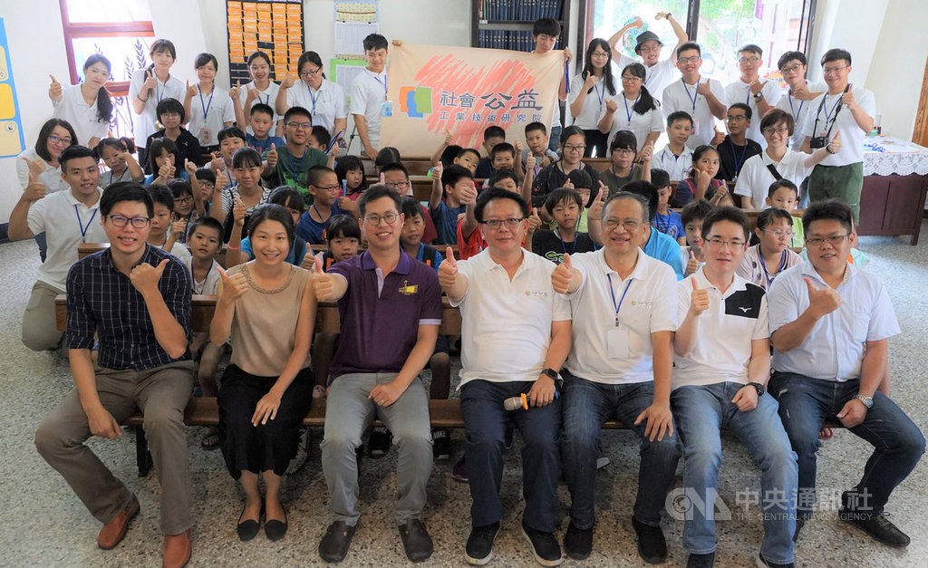 來自台東東海岸偏鄉家庭的50名小朋友受邀參加2019工研院兒童科技學習營,工研院公益委員會花東分項計畫主持人暨工研院產服中心組長謝國倫(前右4)表示,活動過程採用科技體驗方式,結合工研院熱心公益同仁參與,帶領小朋友一起動手做。(工研院提供)中央社記者盧太城台東傳真 108年8月15日