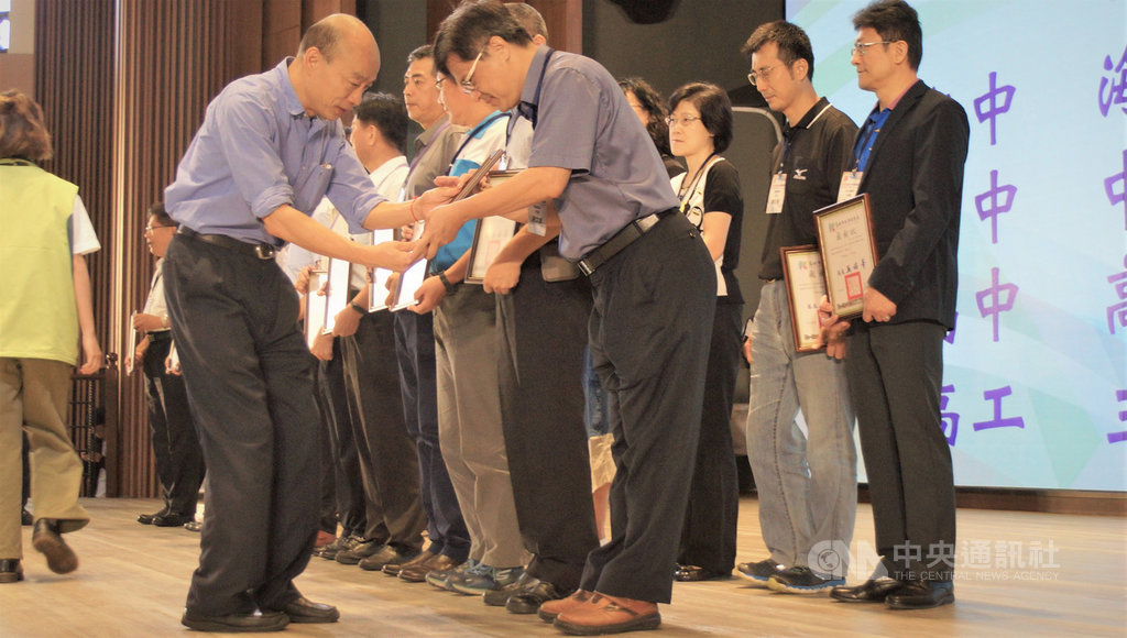 高雄市108學年度校長聯席會議高國中校長場15日在輔英科技大學舉行,高雄市長韓國瑜(前左)頒獎表揚優秀校長。中央社記者程啟峰高雄攝 108年8月15日