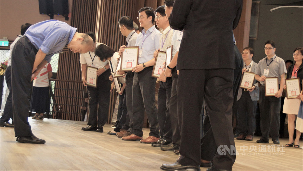 高雄市108學年度校長聯席會議高國中校長場15日在輔英科技大學舉行,高雄市長韓國瑜(前左)頒獎表揚優秀校長,並鞠躬致意。中央社記者程啟峰高雄攝 108年8月15日