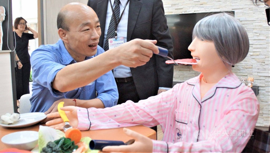 高雄市長韓國瑜(前左)15日參訪輔英科大高齡全程照顧人才培育中心,體驗各種長照輔具,對中心設備、輔具的先進大表驚訝。中央社記者程啟峰高雄攝 108年8月15日