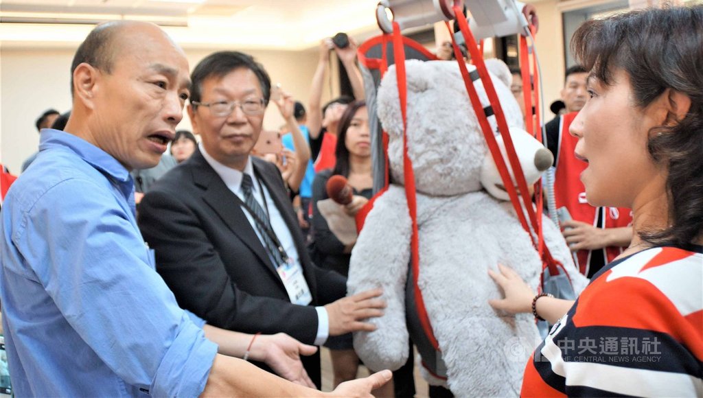 高雄市長韓國瑜(左)15日參訪輔英科大高齡全程照顧人才培育中心時說,沒想到長照輔具已發展的如此完善、便利,鼓勵輔英科大繼續推展,培育更多長照人才。中央社記者程啟峰高雄攝 108年8月15日