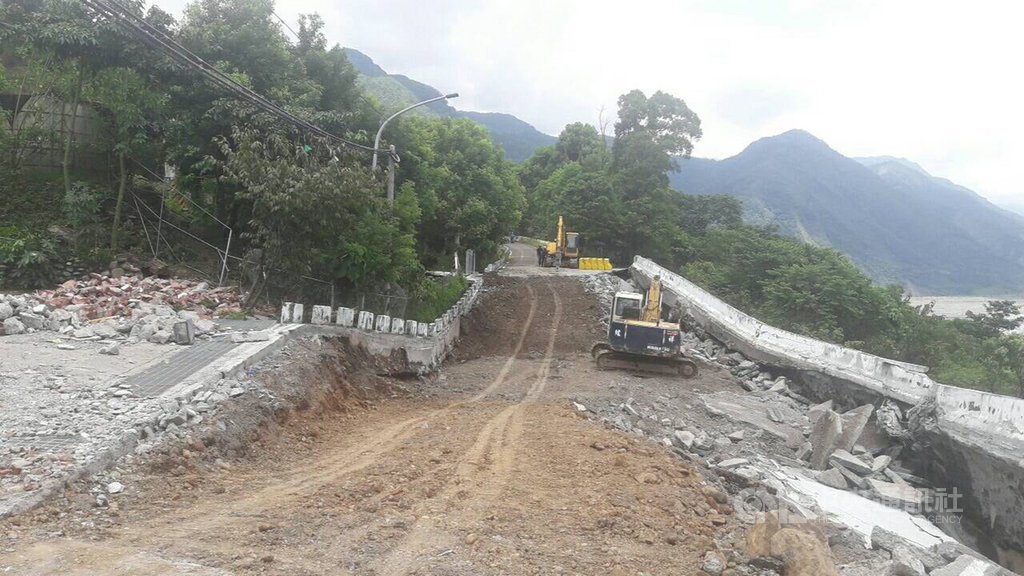 高雄市桃源區四社部落聯外道路日前被大雨沖刷崩塌,經區公所協調教會取得臨時便道用地,已暫能供車輛通行。(桃源區公所提供)中央社記者王淑芬傳真 108年8月15日