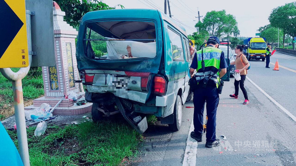 台9線300公里處花蓮縣富里鄉吳江路段15日下午發生車禍意外,一輛休旅車先擦撞一輛停在路邊、引擎發動的廂型車,再撞上前方大貨車,造成2人輕重傷,警方正調查事故發生原因。(花蓮縣消防局提供)中央社記者張祈傳真 108年8月15日
