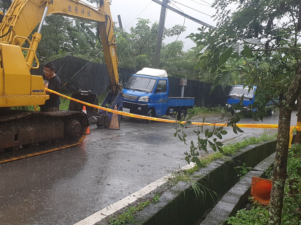 高雄市政府15日宣布,桃源區、甲仙區、茂林區、六龜區、那瑪夏區因當地雨勢急驟,中午起停班停課。圖為桃源區公所封閉四社部落聯外道路。(圖取自facebook.com/tauyuanoffice)