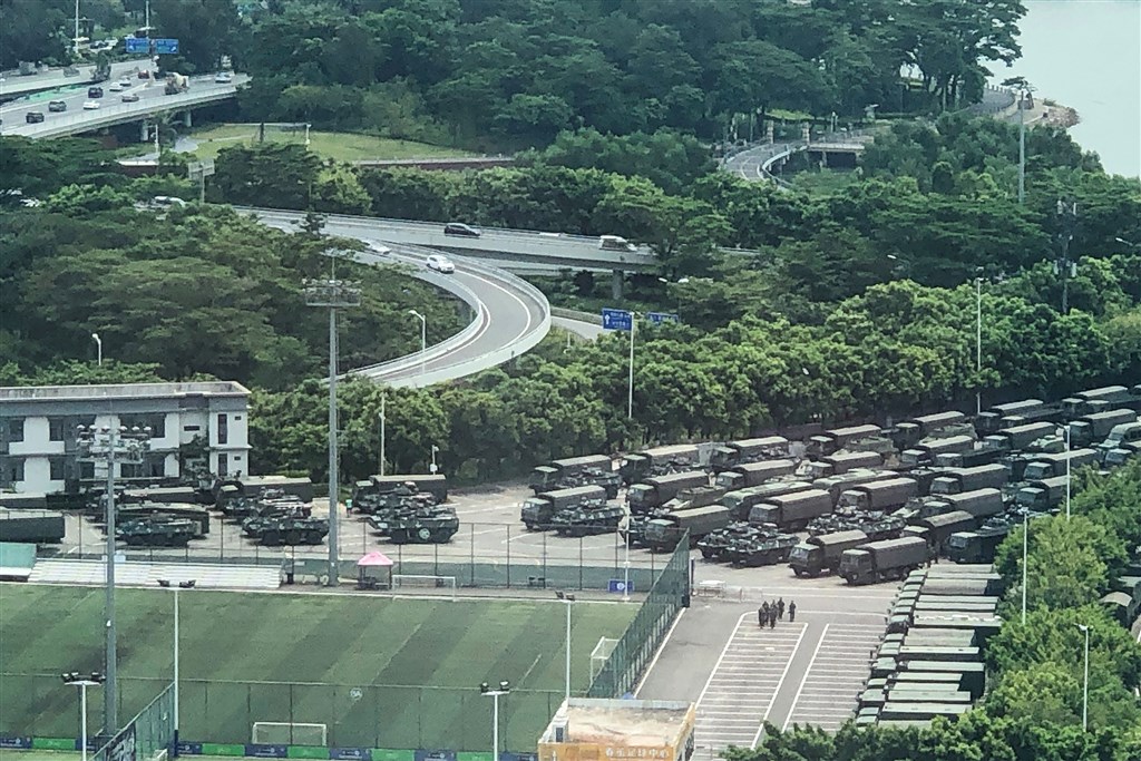 15日上午,數千名中國軍人進行演習,還有大量部隊車輛停在深圳體育場附近。(法新社提供)