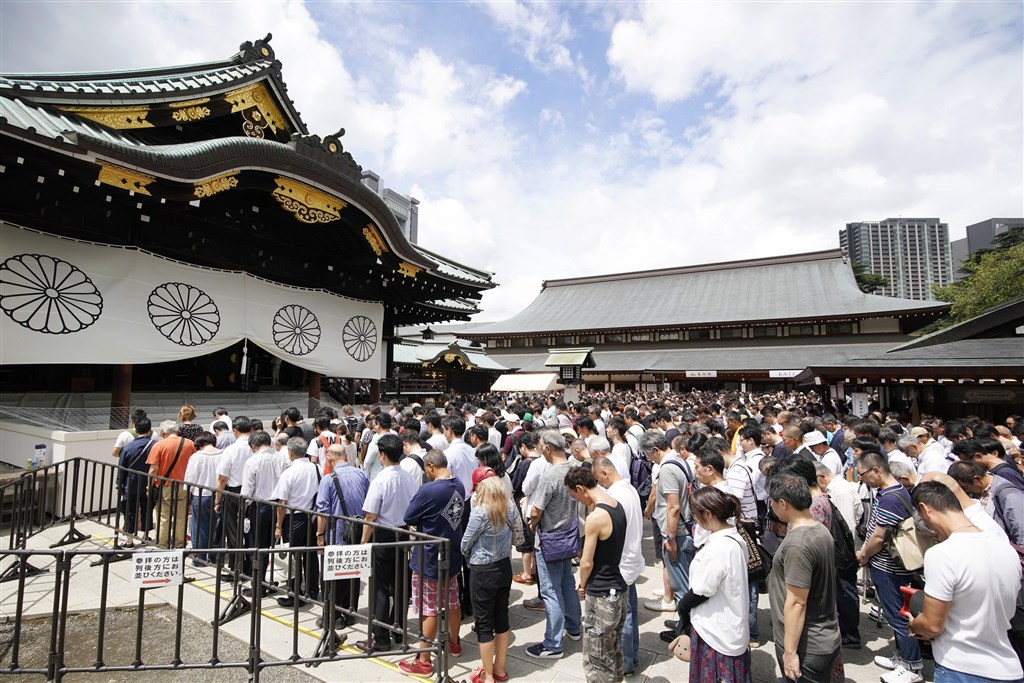 日本在二次大戰戰敗滿74週年,15日許多民眾前往靖國神社參拜。(共同社提供)