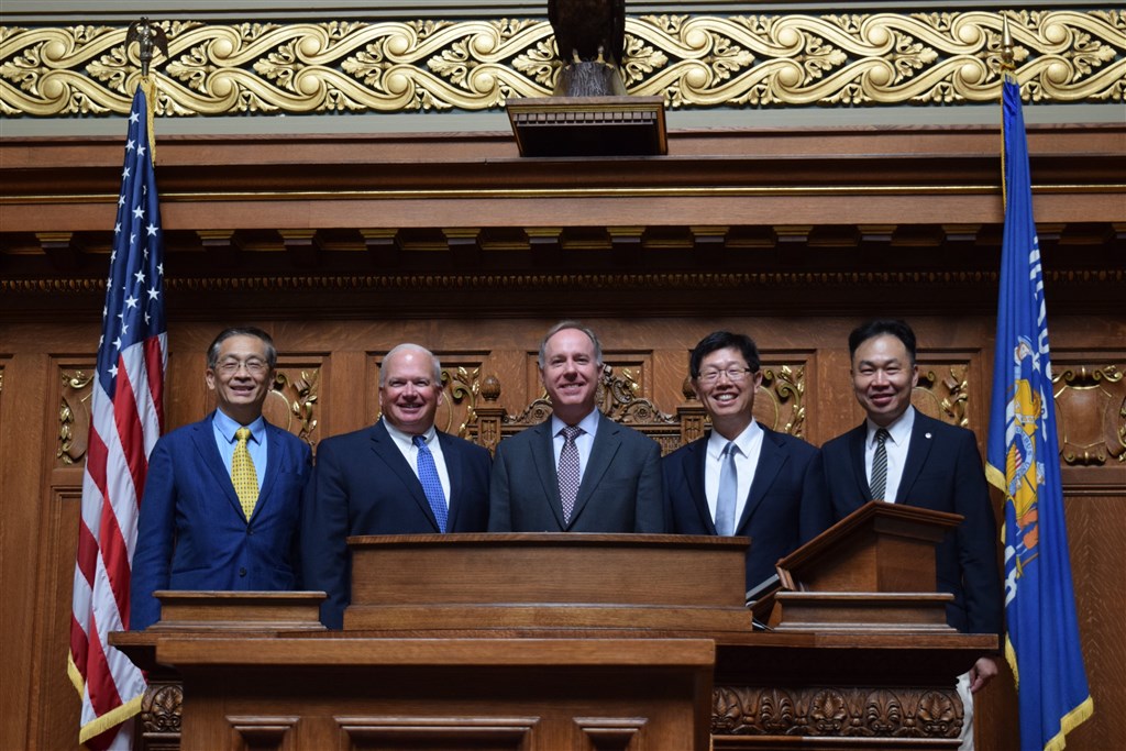 鴻海主管14日與威斯康辛州州長和議會領袖等人會面,圖為威州參議會共和黨領袖費茲傑羅(左2)、威州眾議會議長伏斯(中)與鴻海董事長劉揚偉(左2)等集團高層合影。(圖取自twitter.com/speakervos)