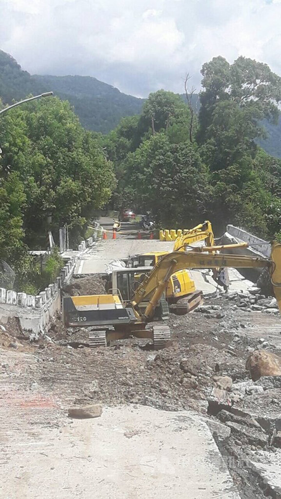 高雄市桃源區四社部落聯外道路日前被大雨沖刷崩塌,經區公所協調取得臨時便道用地,已暫時搶通,車輛可通行。(桃源區公所提供)中央社記者王淑芬傳真 108年8月15日