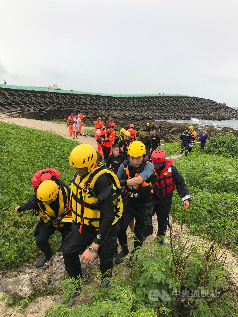 一名日籍男子15日下午跟著潛水教練到墾丁後壁湖海域潛水失蹤,屏東縣消防局獲報動員搜救,約1小時後尋獲男子,但已無生命跡象,緊急送醫搶救。(屏東縣消防局提供)中央社記者郭芷瑄傳真 108年8月15日